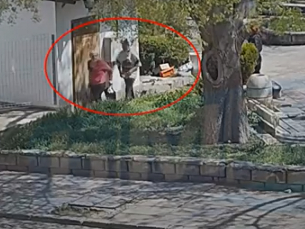 Цигани обградиха беззащитна баба в Бургас, но тя ги прецака жестоко ВИДЕО 