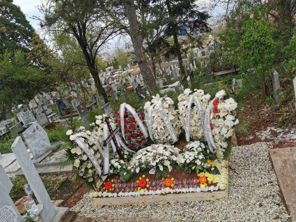 Фотобомба в БЛИЦ: Уникални СНИМКИ и ВИДЕО от погребението на Милен Цветков