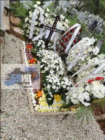 Фотобомба в БЛИЦ: Уникални СНИМКИ и ВИДЕО от погребението на Милен Цветков