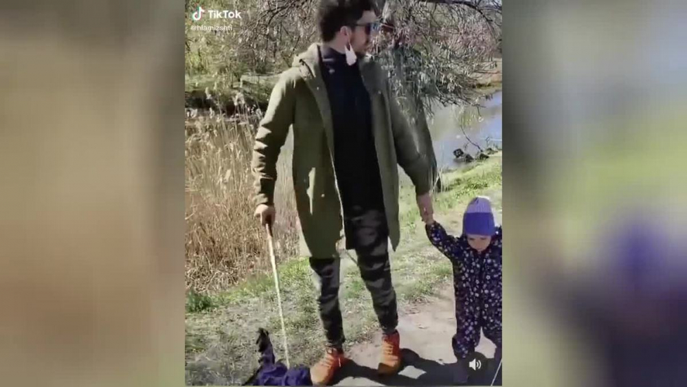 Мъж сътвори шашма, за да може да излиза на разходки ВИДЕО