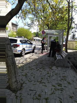 Пенсионери седнаха на по биричка край дупнишката гара и съжалиха жестоко 