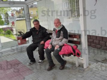 Пенсионери седнаха на по биричка край дупнишката гара и съжалиха жестоко 