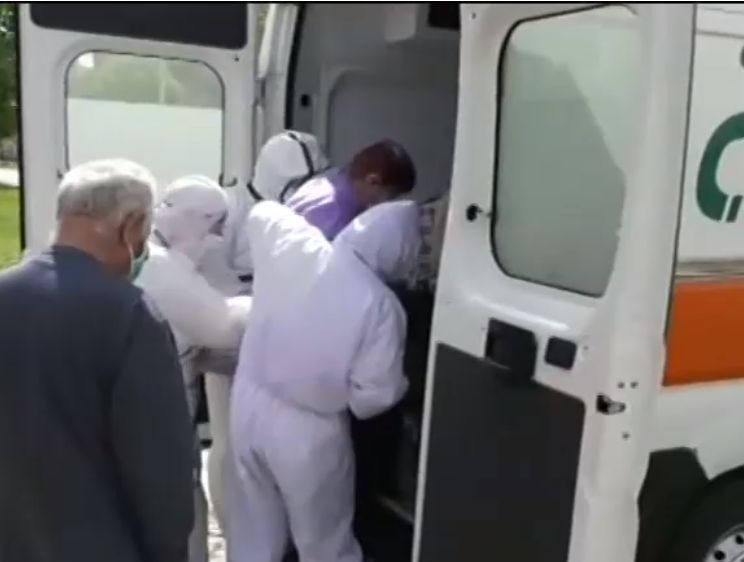 Изведоха заразените с COVID-19 от Дома за възрастни хора в Гара Орешец ВИДЕО