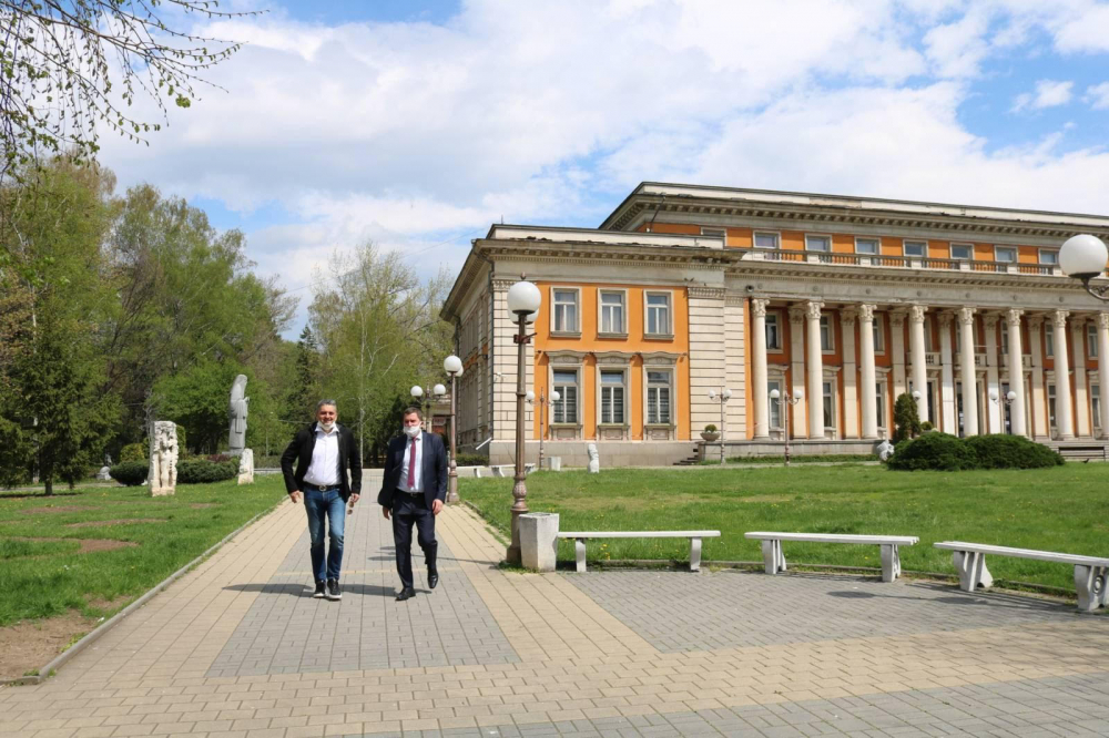Кирил Добрев в Перник: Добрите управленци си личат в криза
