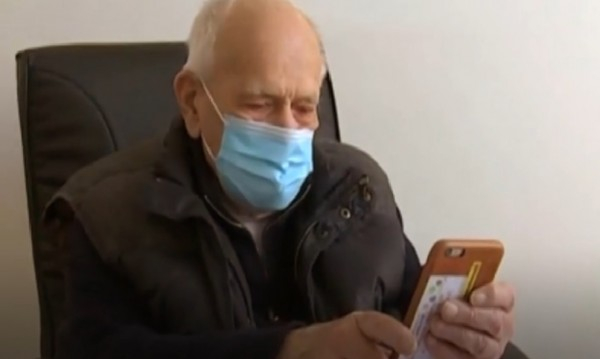 98-годишният Крисчън Ченай - докторът, който все още лекува, въпреки пандемията
