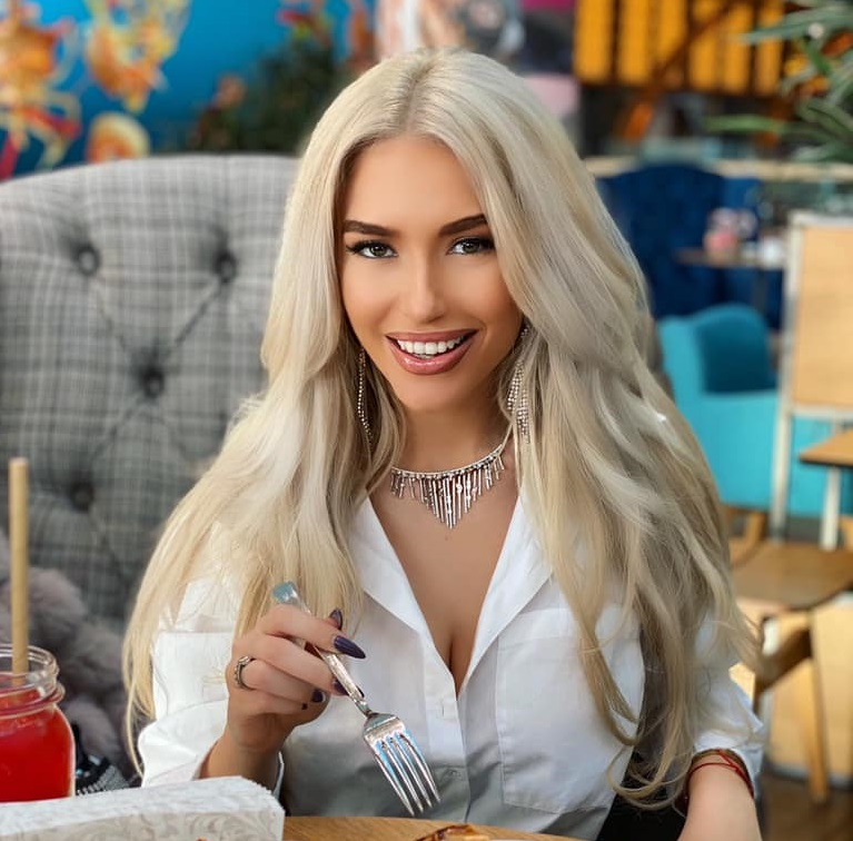Тита пак си показа гърдите, но този път си го намери... СНИМКА 18+