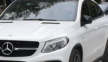 СНИМКА на скъпарски бал "Мерцедес" разбуни духовете в мрежата