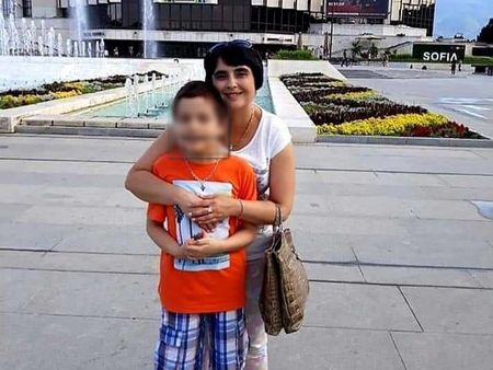 Лекарката, починала от К-19 в Сливен, оставя детенце и съпруг! Спешно им помагат с...