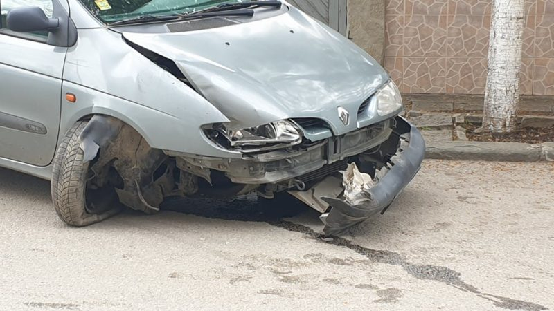 Пияна на кирка шофьорка без малко да направи голяма беля посред бял ден в Казанлък СНИМКИ 