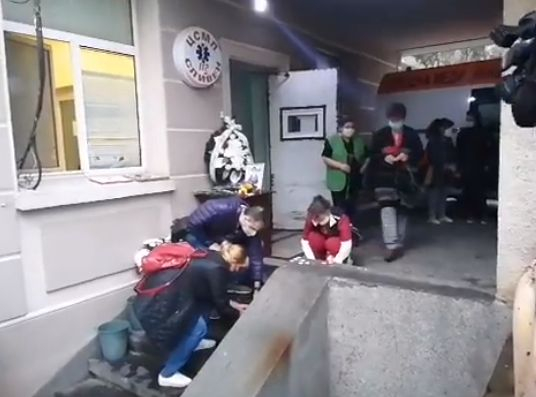 Мъката на медиците в Сливен е безкрайна, ето какво се случва пред Спешното ВИДЕО
