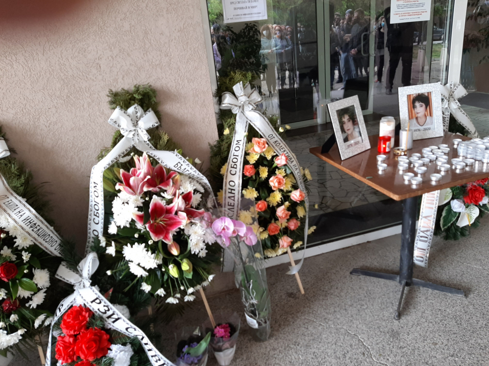 Мъката е безкрайна! Изпратиха в последния ѝ път първата лекарка, жертва на K-19 СНИМКИ 