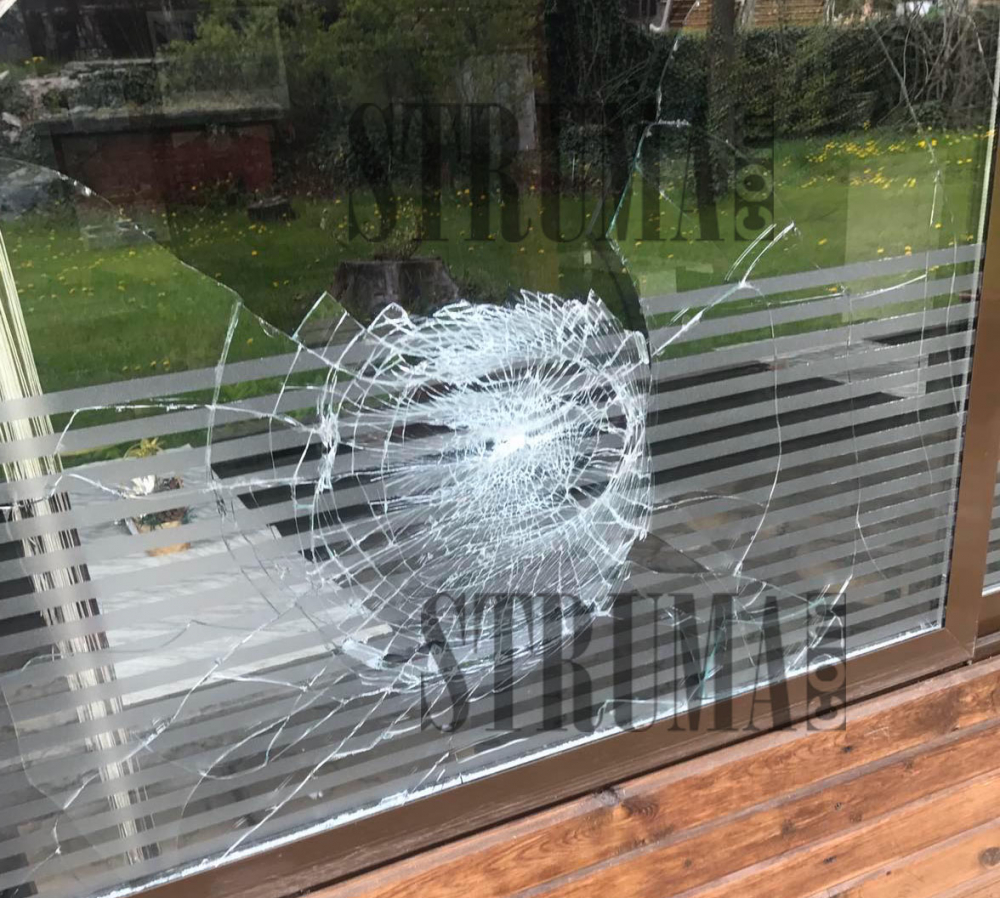 Вандали с бухалки вгорчиха живота на основателя на ГЕРБ в Белица СНИМКИ 