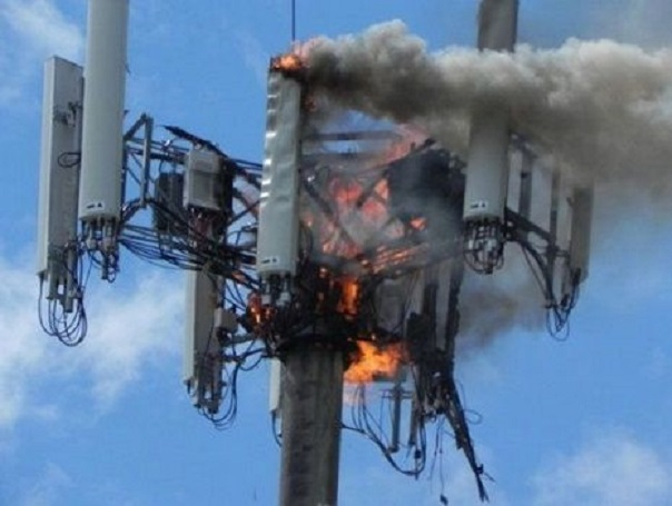 Почнаха да горят 5G антени заради коронавируса 