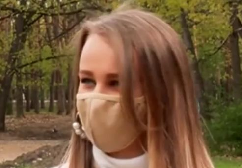 Моника дари абитуриентската си рокля, а броени дни по-късно я откри в...