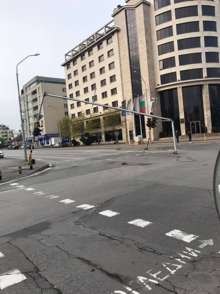 Шок на оживен столичен булевард! Сгромоляса се... СНИМКА