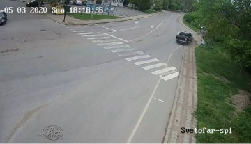 Шофьор се напи жестоко и взе на таран с пикапа си спирка в Бяла ВИДЕО