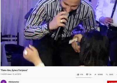 Скандал! Съдия от СРС-народен певец прибира бакшиш на сватба ВИДЕО
