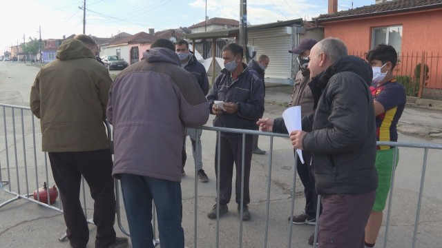 Напрежение в Ямбол: Цигани искат да пробият блокадата СНИМКИ