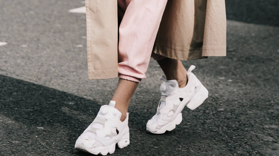 Ето как да носите любимите си бели маратонки и да изглеждате стилно 