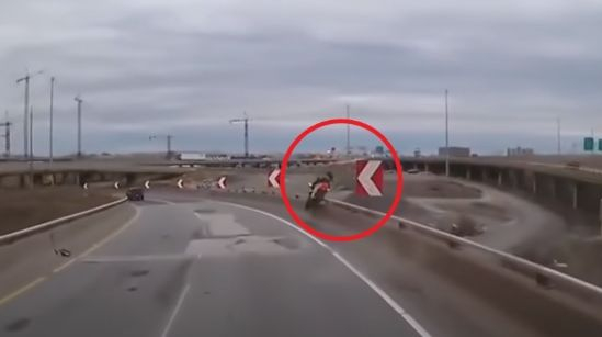 Моторист излетя от естакада на скорост и падна от високо ВИДЕО