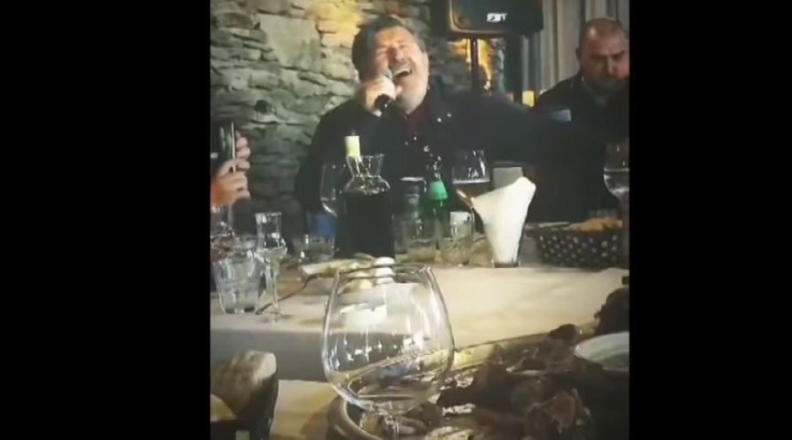"Корона парти" с политици, бизнесмени и певци скандализира Сараево ВИДЕО