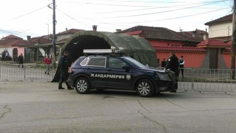 Луд купон се вихри в блокирания цигански квартал на Ямбол СНИМКИ