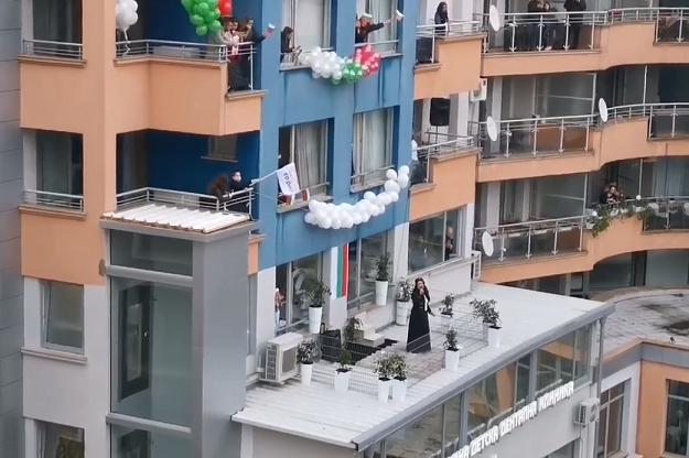 "Едерлези" от тераса навръх Гергьовден стана хит в мрежата ВИДЕО