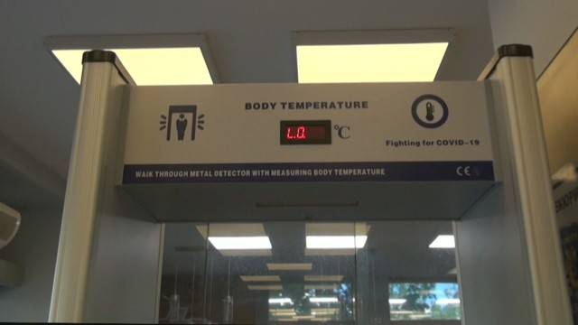 През какво минават пациентите със симптоми на COVID-19 в "Пирогов" СНИМКИ