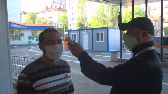 През какво минават пациентите със симптоми на COVID-19 в "Пирогов" СНИМКИ