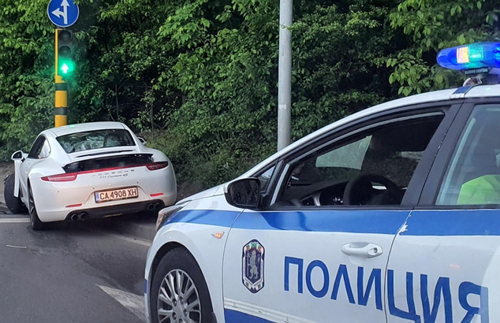 Зрелищно меле със скъпи баровски коли в София СНИМКИ