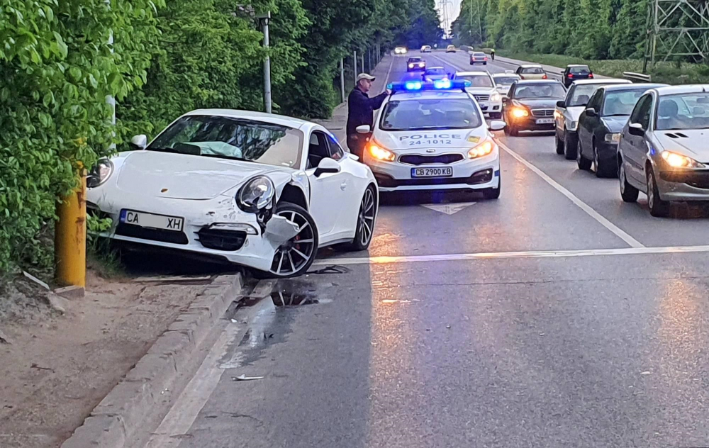 Зрелищно меле със скъпи баровски коли в София СНИМКИ