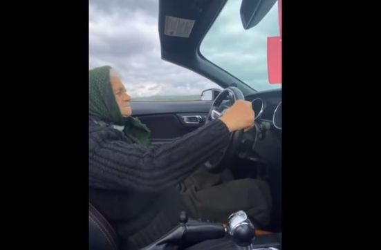 Зрелище: 90-г пенсионерка прави ефектен дрифт с Ford Mustang ВИДЕО