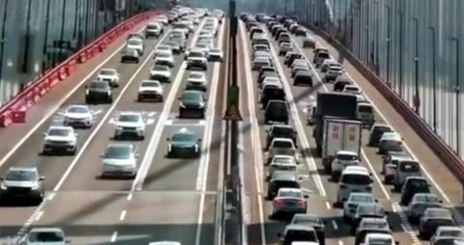В Китай затвориха голям мост, заснет да се люлее опасно ВИДЕО