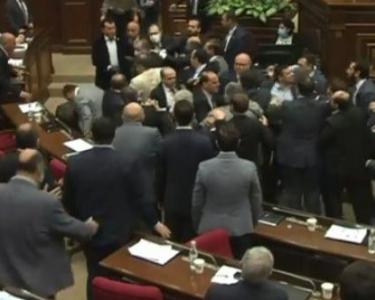 Депутати се сбиха след призив към опозицията обидите да спрат ВИДЕО