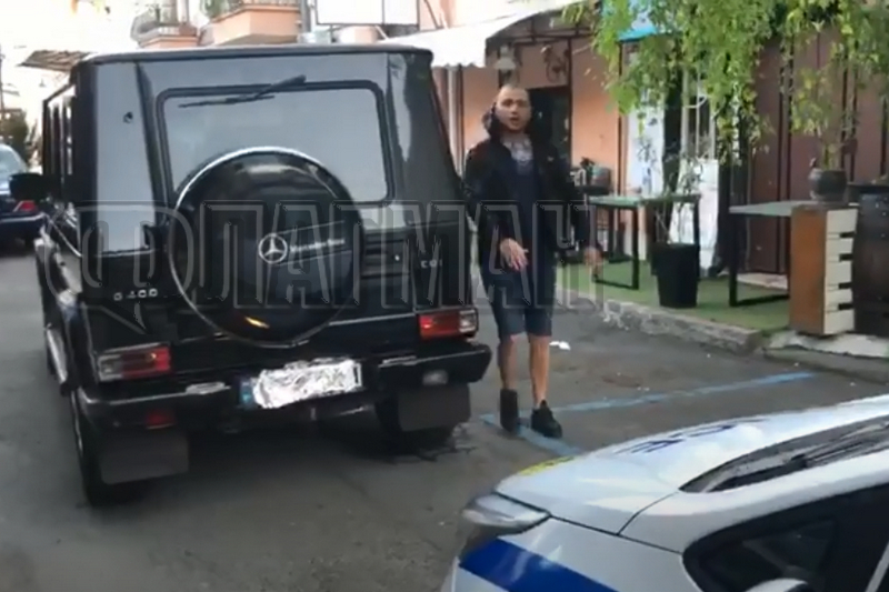 Черна G класа намачка шест коли в Бургас, собственикът е син на... ВИДЕО