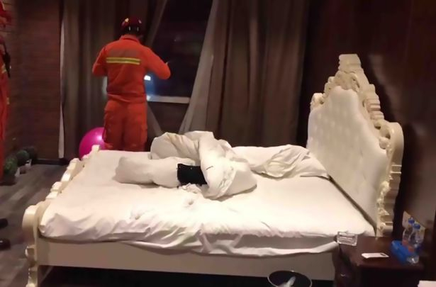 Изнасилвач заплаши жена с отровна змия и умря в страшни мъки ВИДЕО