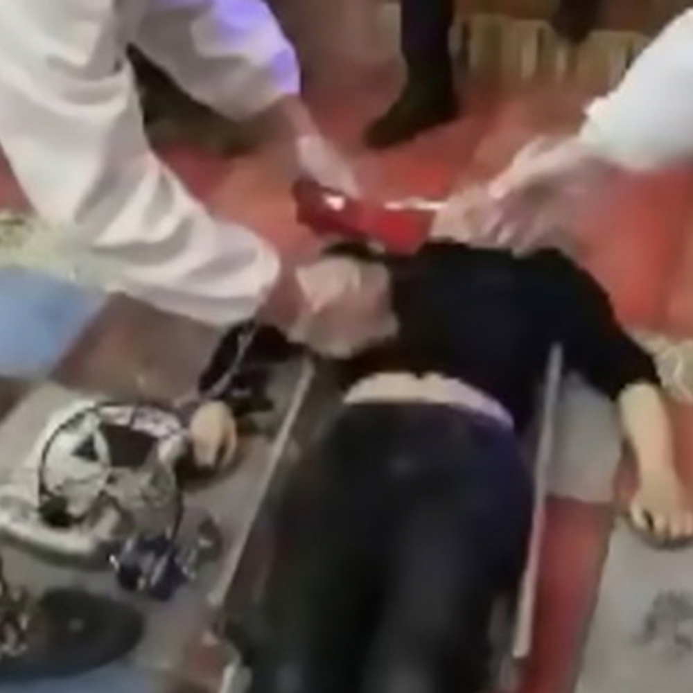 Изнасилвач заплаши жена с отровна змия и умря в страшни мъки ВИДЕО