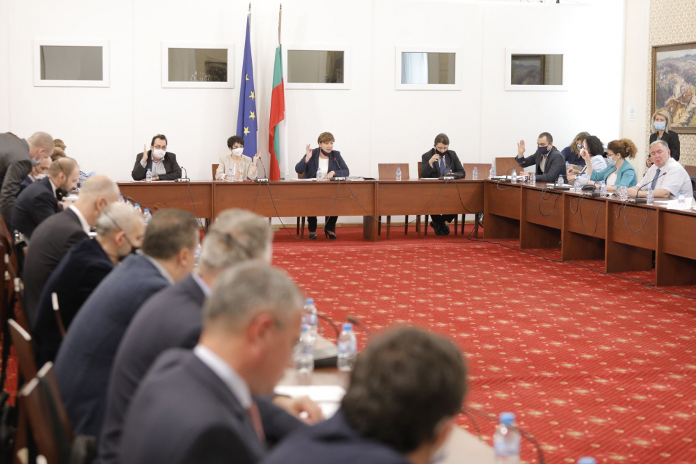 Депутатите взеха важно решение за ДДС-то на храните и лекарствата 