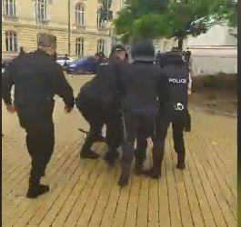 Сигнал до БЛИЦ! Извънредна ситуация на протеста в София, има закопчан СНИМКИ