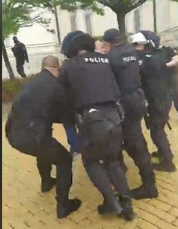 Сигнал до БЛИЦ! Извънредна ситуация на протеста в София, има закопчан СНИМКИ