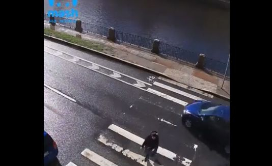 Вежлив шофьор беше брутално наказан от съдбата след като пропусна пешеходка ВИДЕО