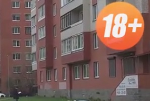 Майка и 5-г. й дъщеря полетяха прегърнати от 7-ия етаж ВИДЕО 18+