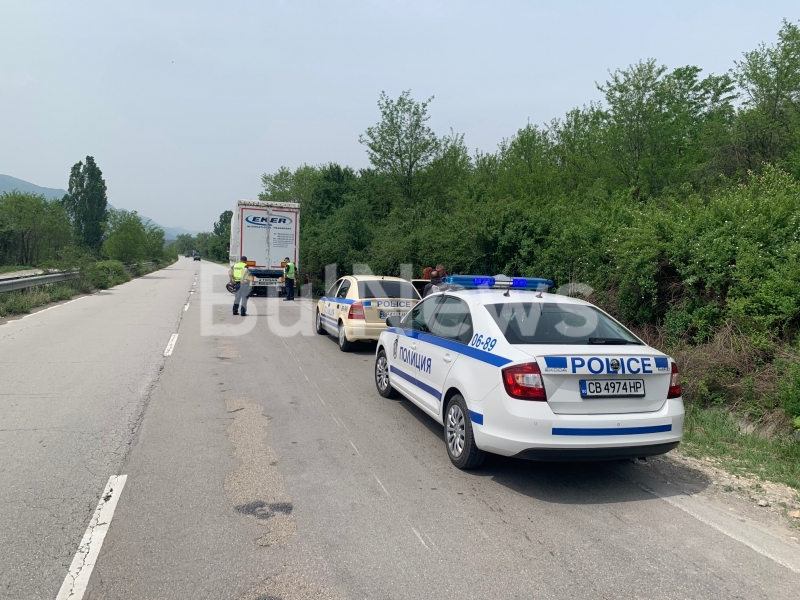 Зверско меле с мотор и турски ТИР на Е-79 СНИМКИ 