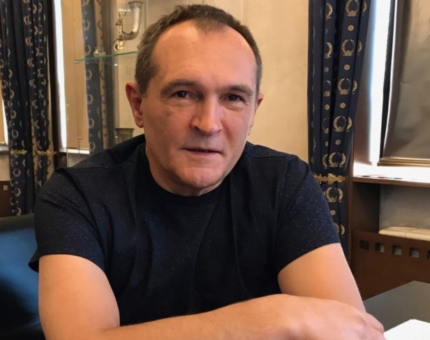 Блондинката Добромирова се опитва да изпере имиджа на Божков по елементарен начин