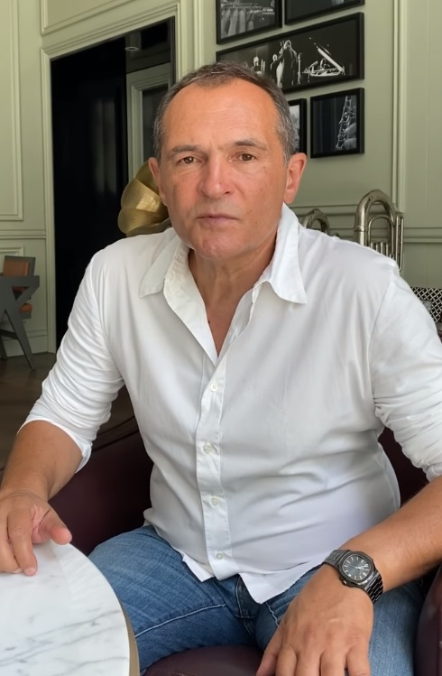 Блондинката Добромирова се опитва да изпере имиджа на Божков по елементарен начин