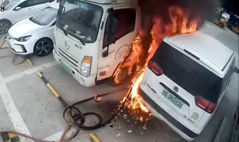 Зарядното на електромобил гръмна и предизвика голям пожар ВИДЕО