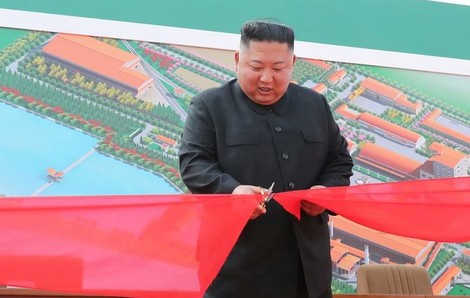 Медия в КНДР: Ким Чен Ун не спи! Всеки ден той...