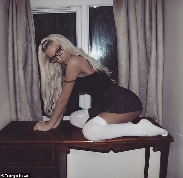 Палава касиерка се зарина с пари заради тези СНИМКИ 18+