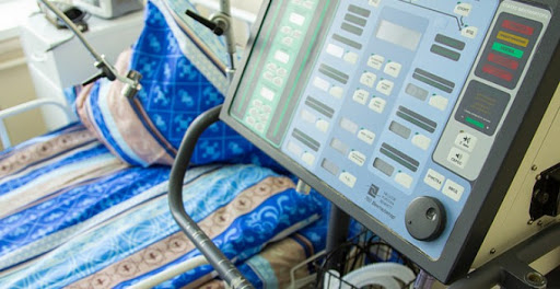 Наказаха медсестра, помагала на пациенти с К-19 по прозрачен костюм и бикини СНИМКА 18+