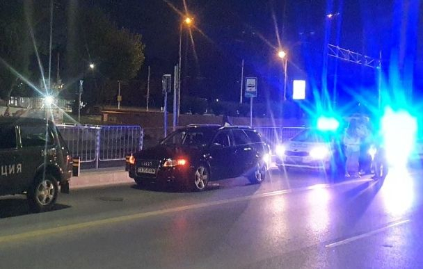 Сигнал до БЛИЦ: Страшен екшън между полицай и шофьор в нощна София СНИМКИ